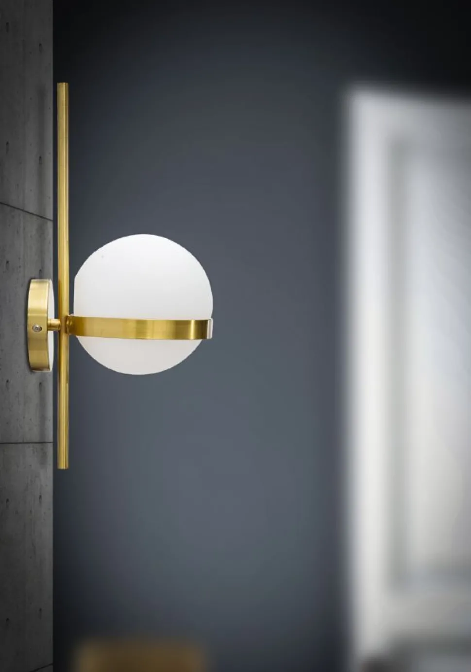 Applique murale en métal doré avec sphère en verre blanc décor cercle doré