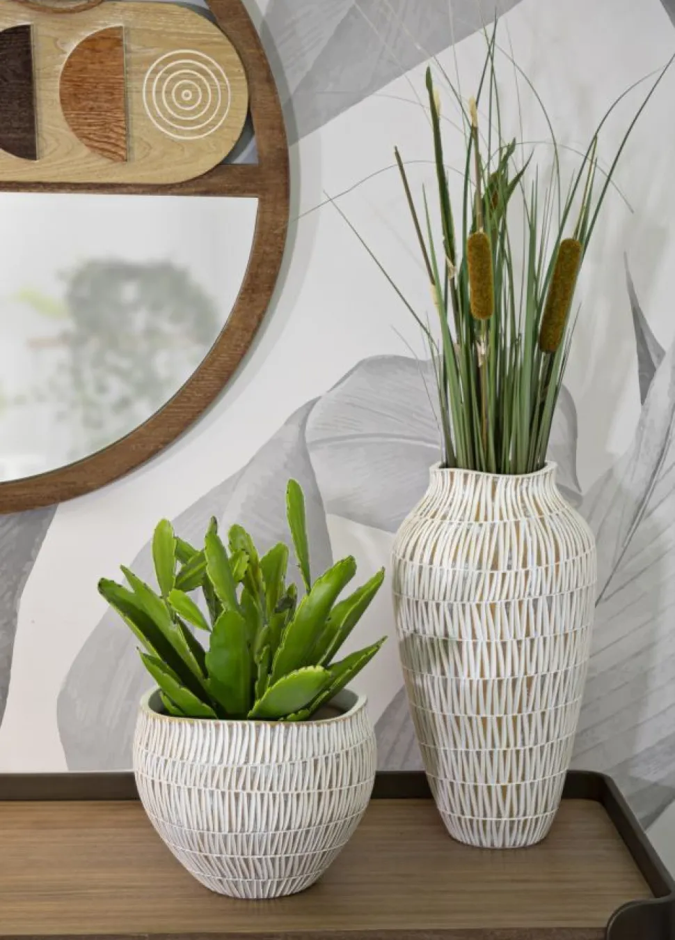 Cache-pot en polyrésine décoré de motifs géométriques et linéaires blanc et doré