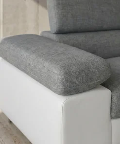 Canapé d'angle convertible Antoni avec têtières relevables angle à droite simili Blanc et tissus Gris clair