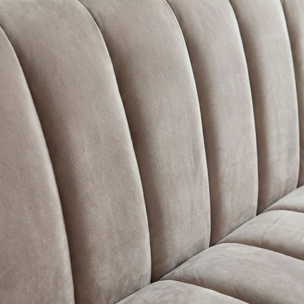 Canapé moderne 3 places à coutures verticales Sacramento Velours Taupe
