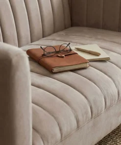 Canapé moderne 2 places à coutures verticales Sacramento Velours Taupe