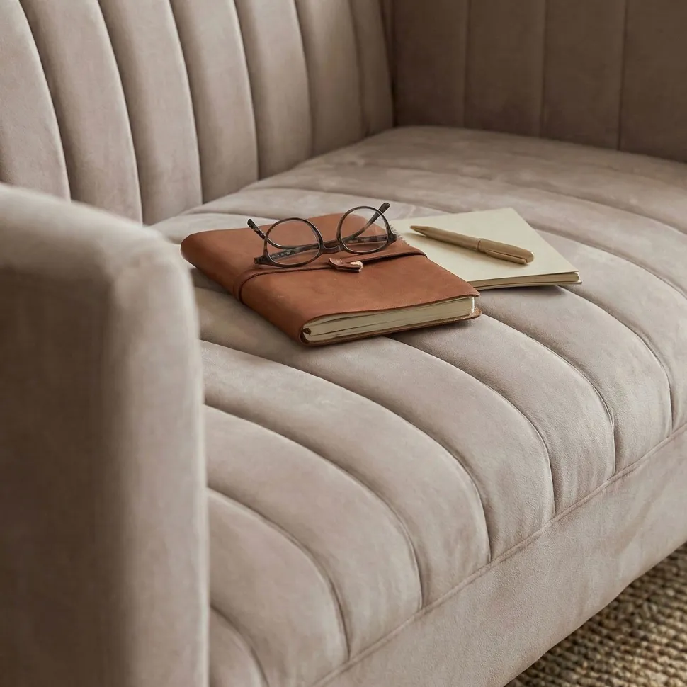 Canapé moderne 2 places à coutures verticales Sacramento Velours Taupe