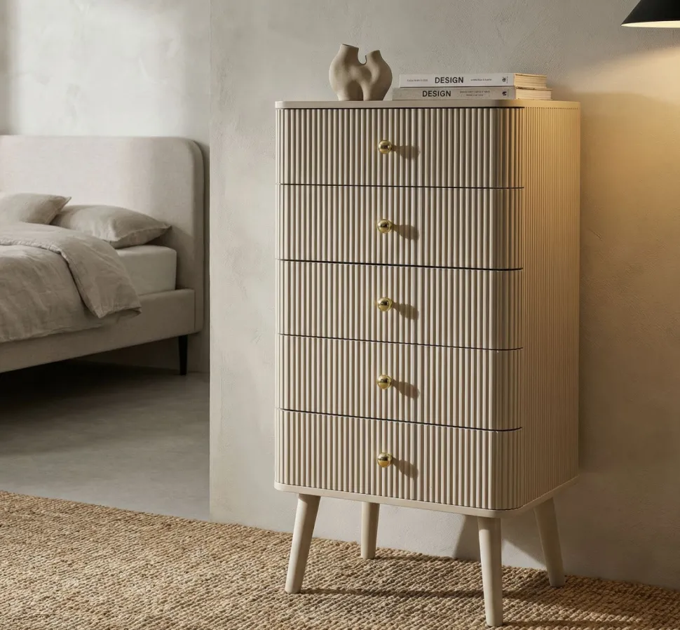 Commode Shy avec 4 tiroirs en bois et pieds en métal beiges