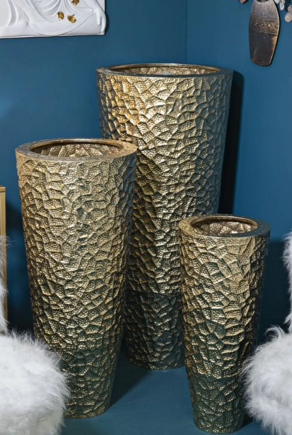 Ensemble de vases ronds en métal doré décorations en relief