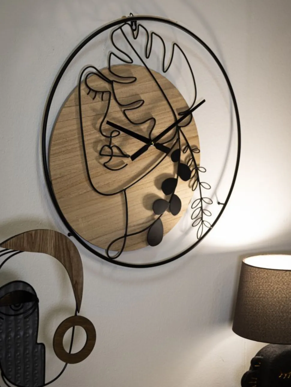 Horloge murale ronde en métal et MDF noir et brun