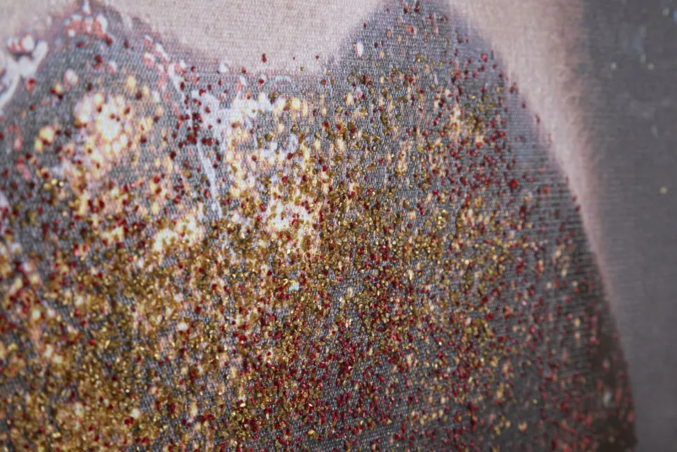 Impression murale femme encadrée en bois massif couleurs chaudes