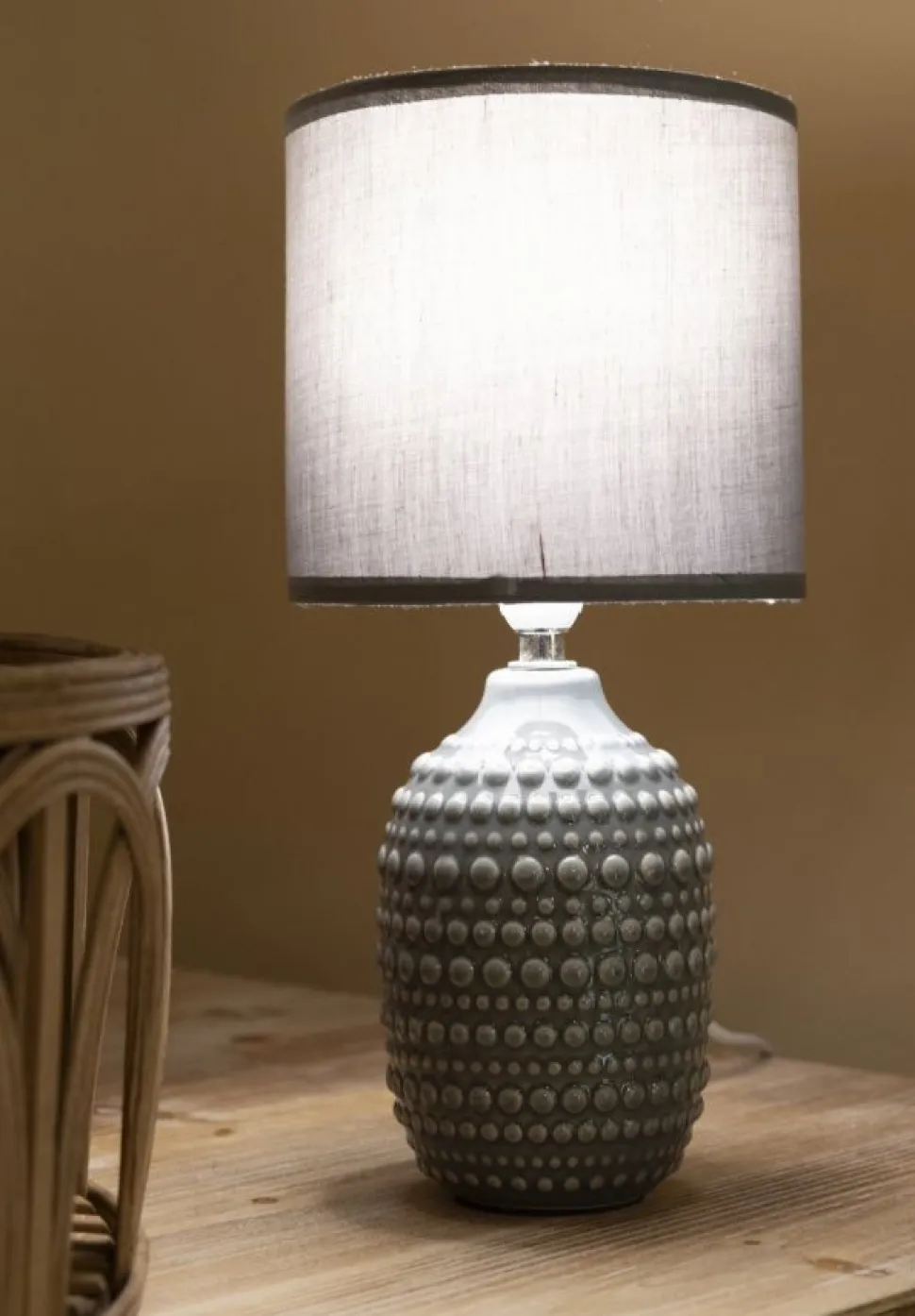 Lampe de chevet motifs en relief Grise céramique Grise abat-jour Tissu