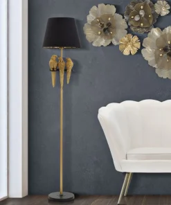 Lampe de sol dorée avec abat-jour en tissu noir et décor perroquets