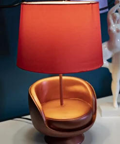 Lampe de table en résine rouge abat-jour tissu rouge