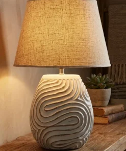 Lampe de table Oblix résine gravée blanche abat-jour tissu gris clair