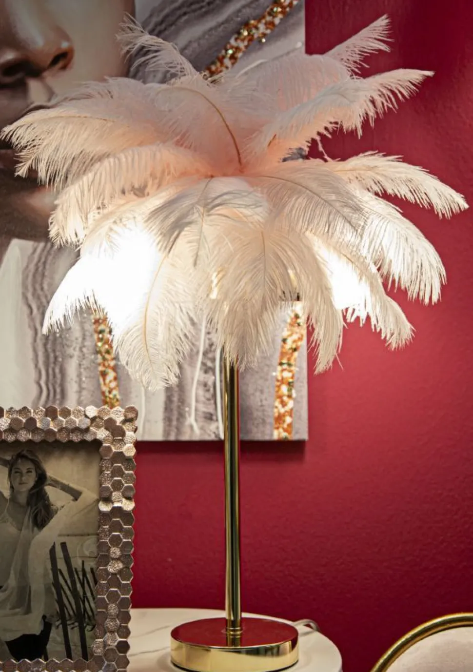 Lampe de table Palm métal doré et abat-jour plumes roses