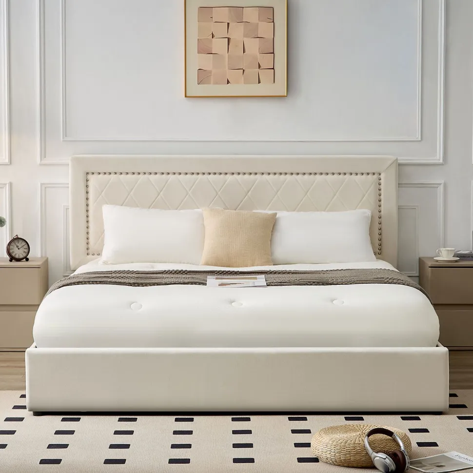 Lit coffre Sandiego avec sommier relevable 180x200cm et tête de lit cloutée Velours Beige clair