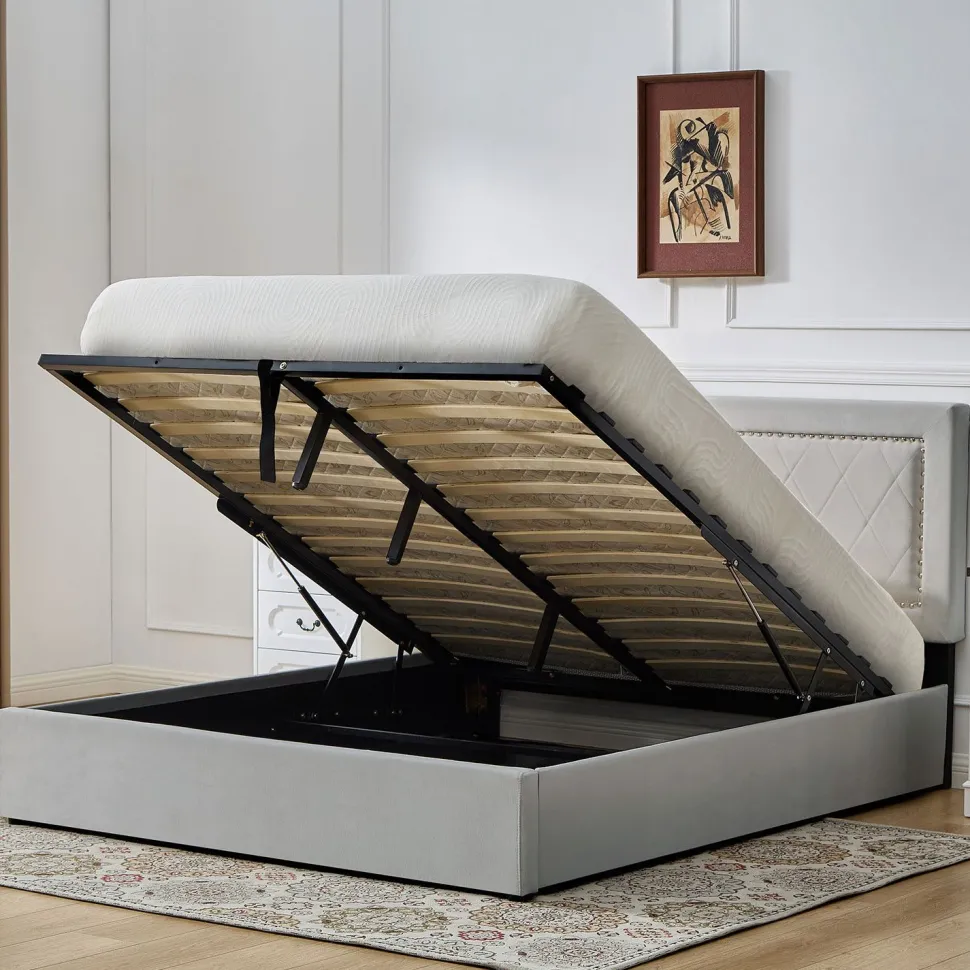 Lit coffre Sandiego avec sommier relevable 140x200cm et tête de lit cloutée Velours Gris clair
