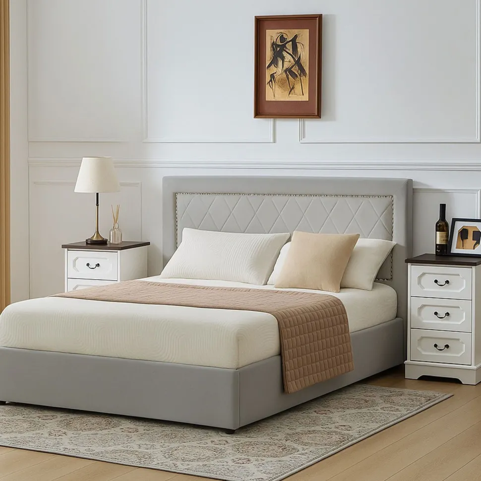 Lit coffre Sandiego avec sommier relevable 140x200cm et tête de lit cloutée Velours Gris clair
