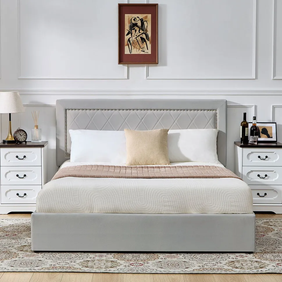Lit coffre Sandiego avec sommier relevable 140x200cm et tête de lit cloutée Velours Gris clair