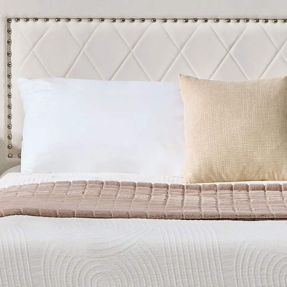 Lit coffre Sandiego avec sommier relevable 160x200cm et tête de lit cloutée Velours Beige clair