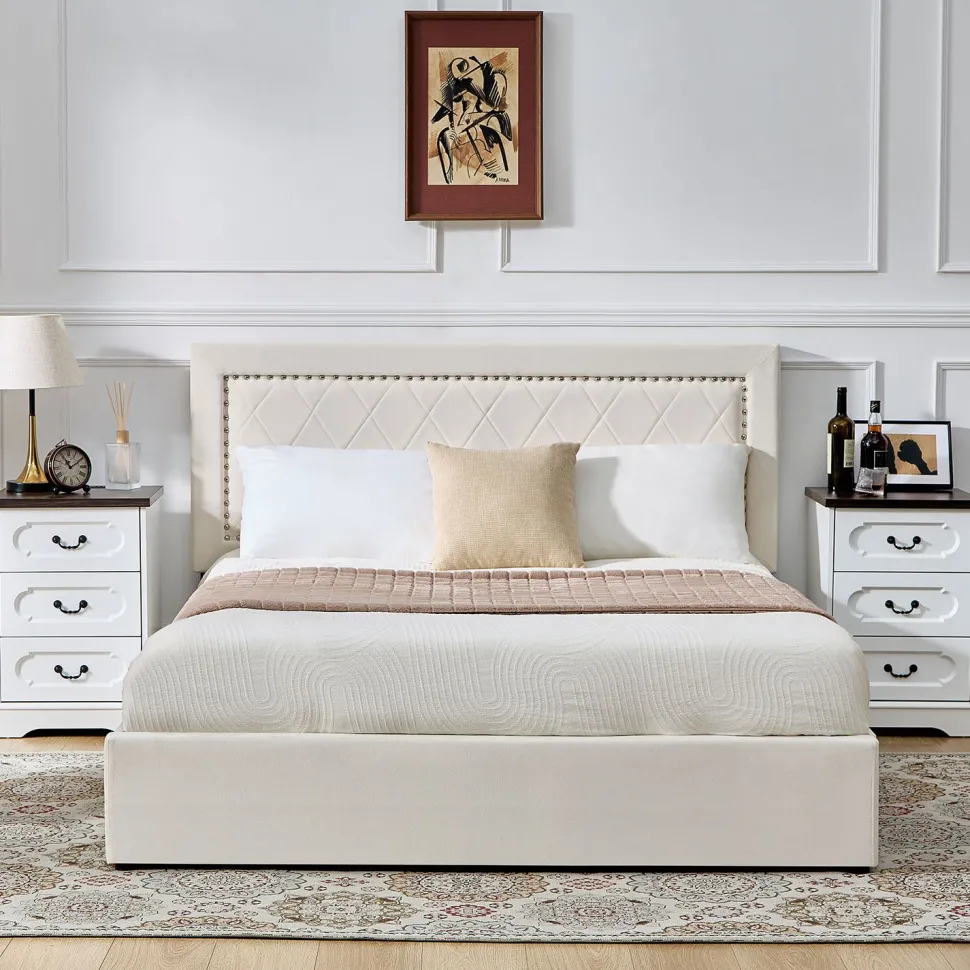 Lit coffre Sandiego avec sommier relevable 160x200cm et tête de lit cloutée Velours Beige clair