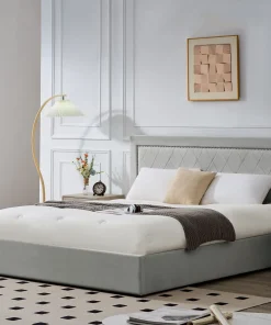 Lit coffre Sandiego avec sommier relevable 180x200cm et tête de lit cloutée Velours Gris clair