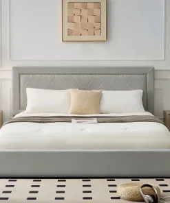 Lit coffre Sandiego avec sommier relevable 180x200cm et tête de lit cloutée Velours Gris clair