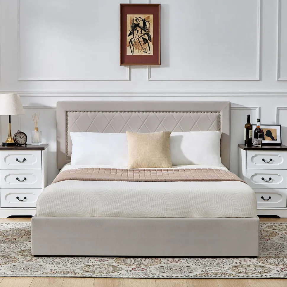 Lit coffre Sandiego avec sommier relevable 140x200cm et tête de lit cloutée Velours Taupe