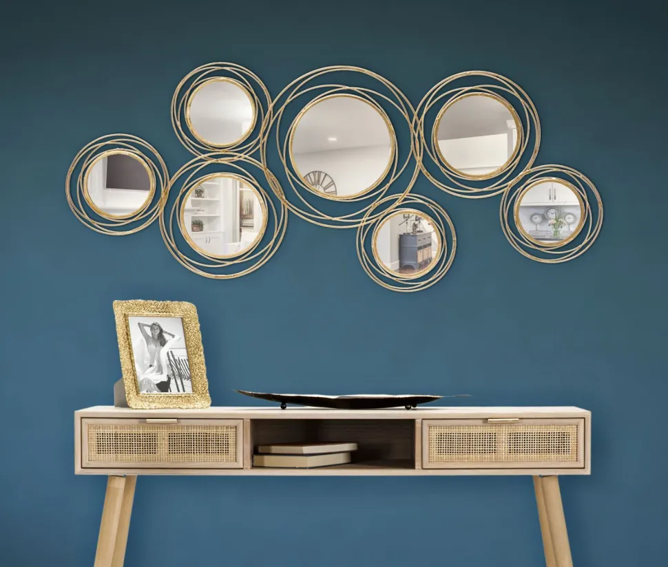 Panneau en métal doré avec cercles et miroirs