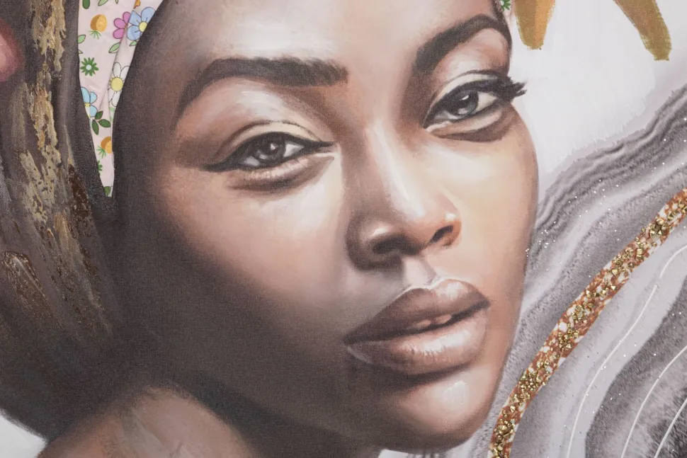 Peinture murale Naomi Bois massif avec applications en tissu multicolores