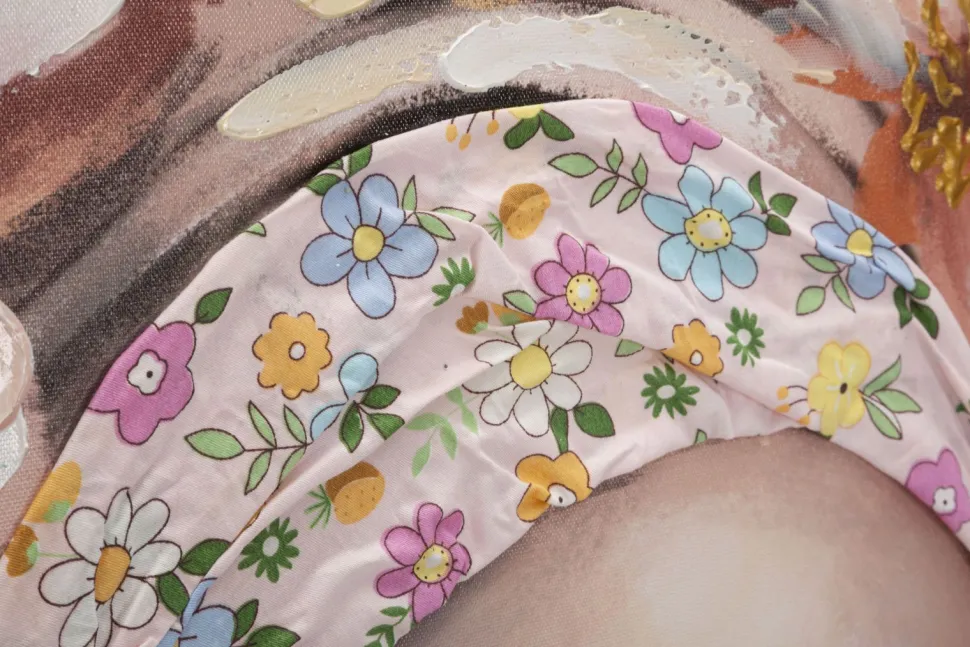 Peinture murale Naomi Bois massif avec applications en tissu multicolores
