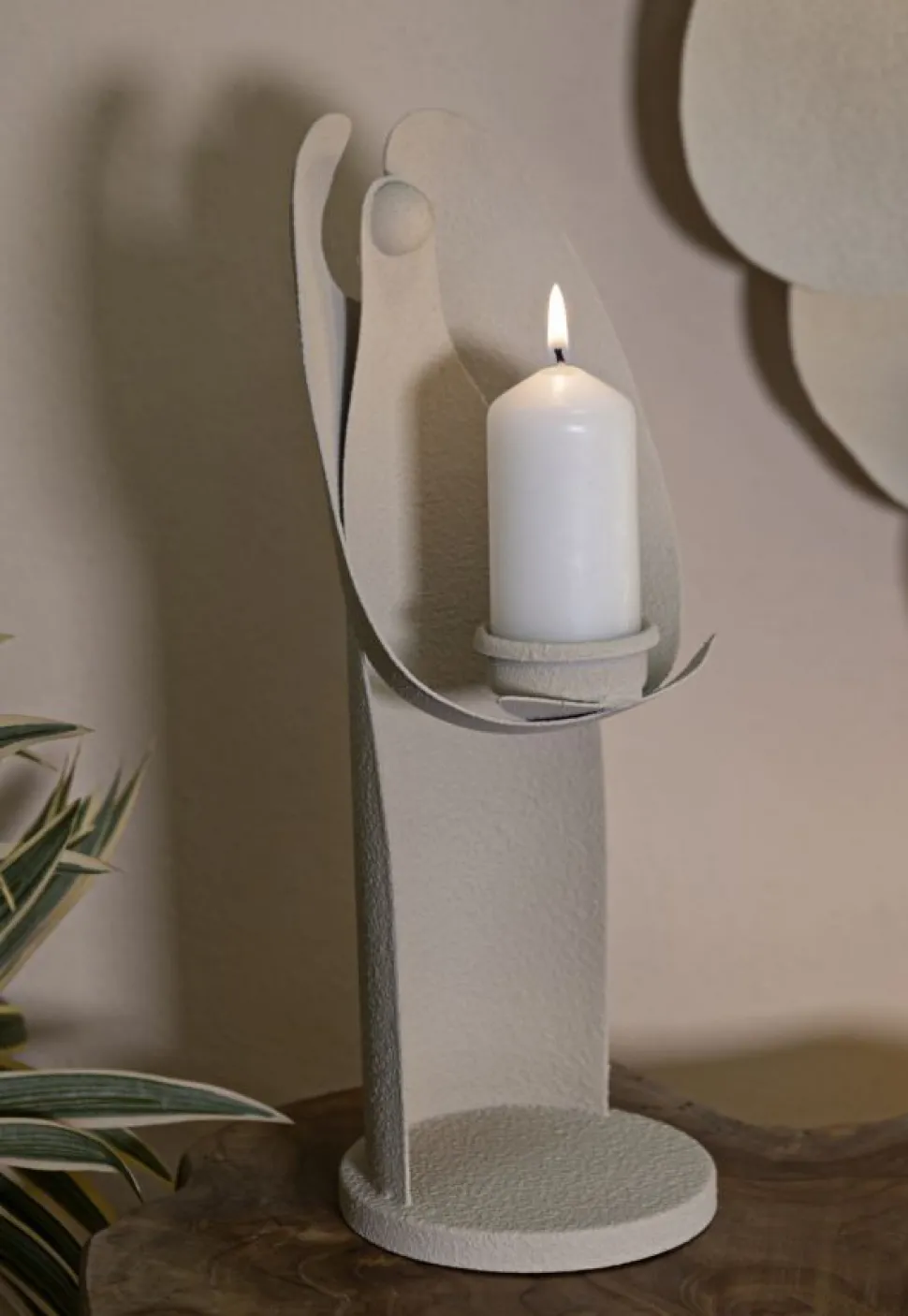Porte-bougie design angélique en métal couleur Beige