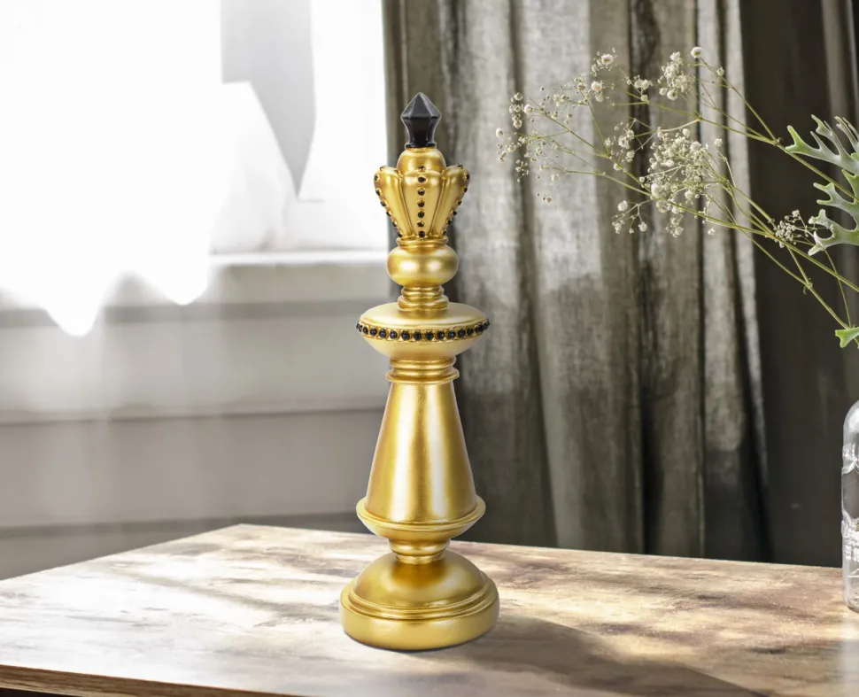 Roi d'échecs décoratif doré en polyrésine accents noirs