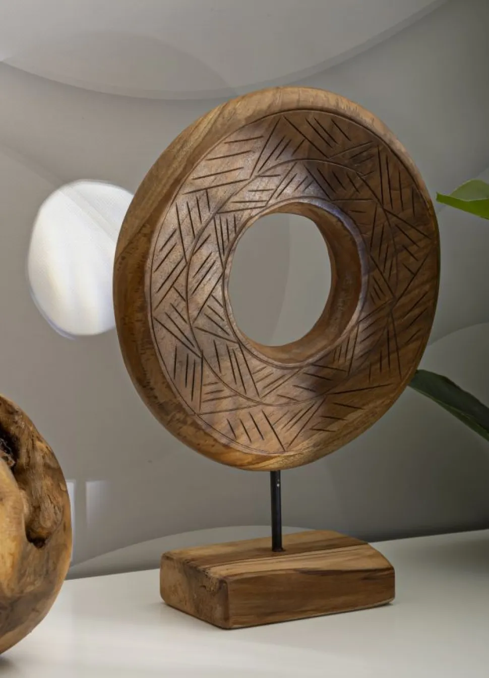 Sculpture ronde Teck recyclé motifs irréguliers marron socle en bois