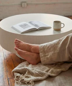 Table ronde L78,5cm avec rainures verticales sculptées Pulsar Blanc cassé