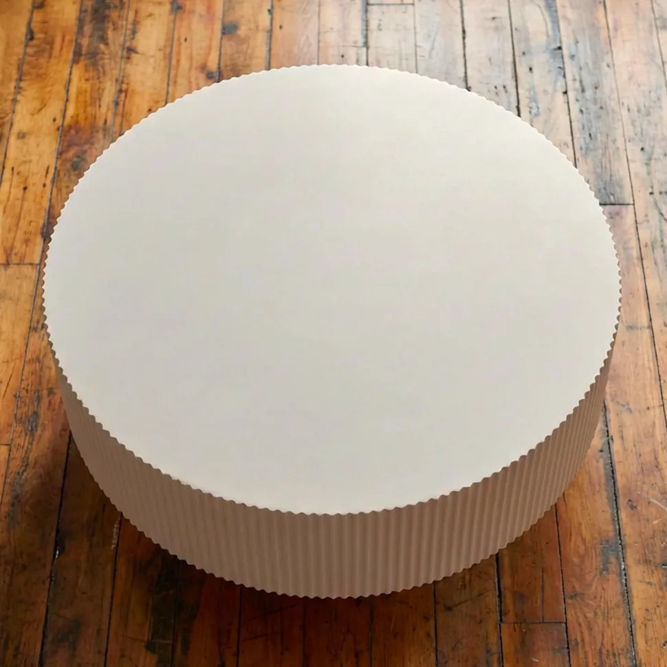 Table ronde L78,5cm avec rainures verticales sculptées Pulsar Blanc cassé