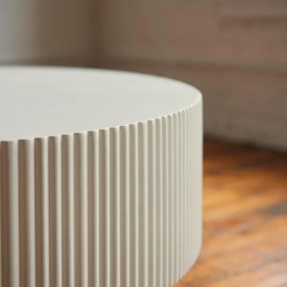 Table ronde L78,5cm avec rainures verticales sculptées Pulsar Blanc cassé
