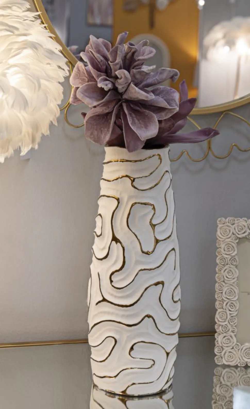 Vase céramique blanche décoré de lignes dorées
