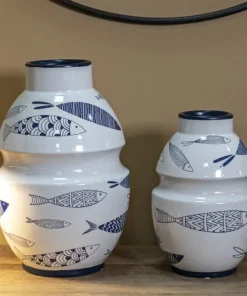 Vase en céramique blanche décoré de motifs de poissons et bleu