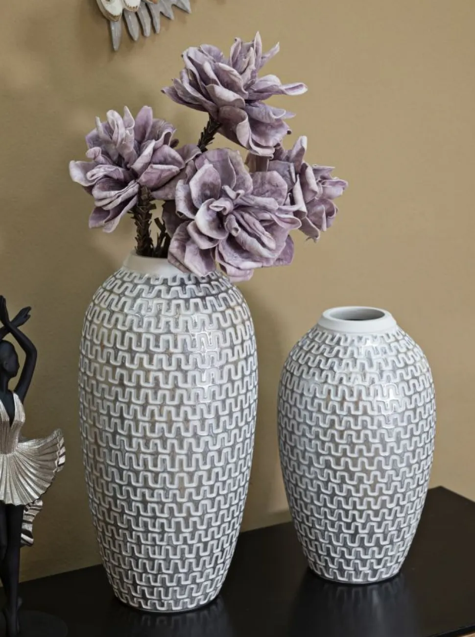 Vase en polyrésine blanc et or décoré sculptures médiévales