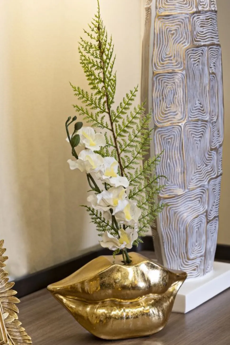 Vase en polyrésine dorée forme lèvres