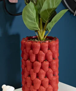 Vase en polyrésine rouge fraises
