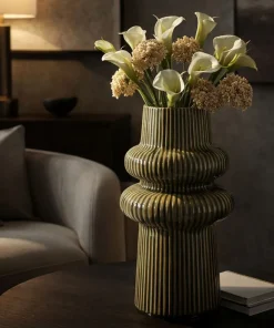 Vase harmonieux en céramique sculptée couleur taupe