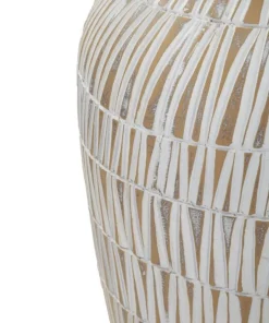 Vase polyrésine blanc décoré de sculptures géométriques et linéaires dorées