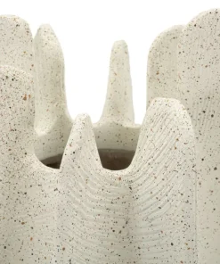 Vase sculptural en résine polyester Beige