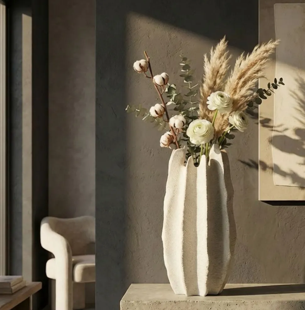 Vase sculptural en résine polyester Beige