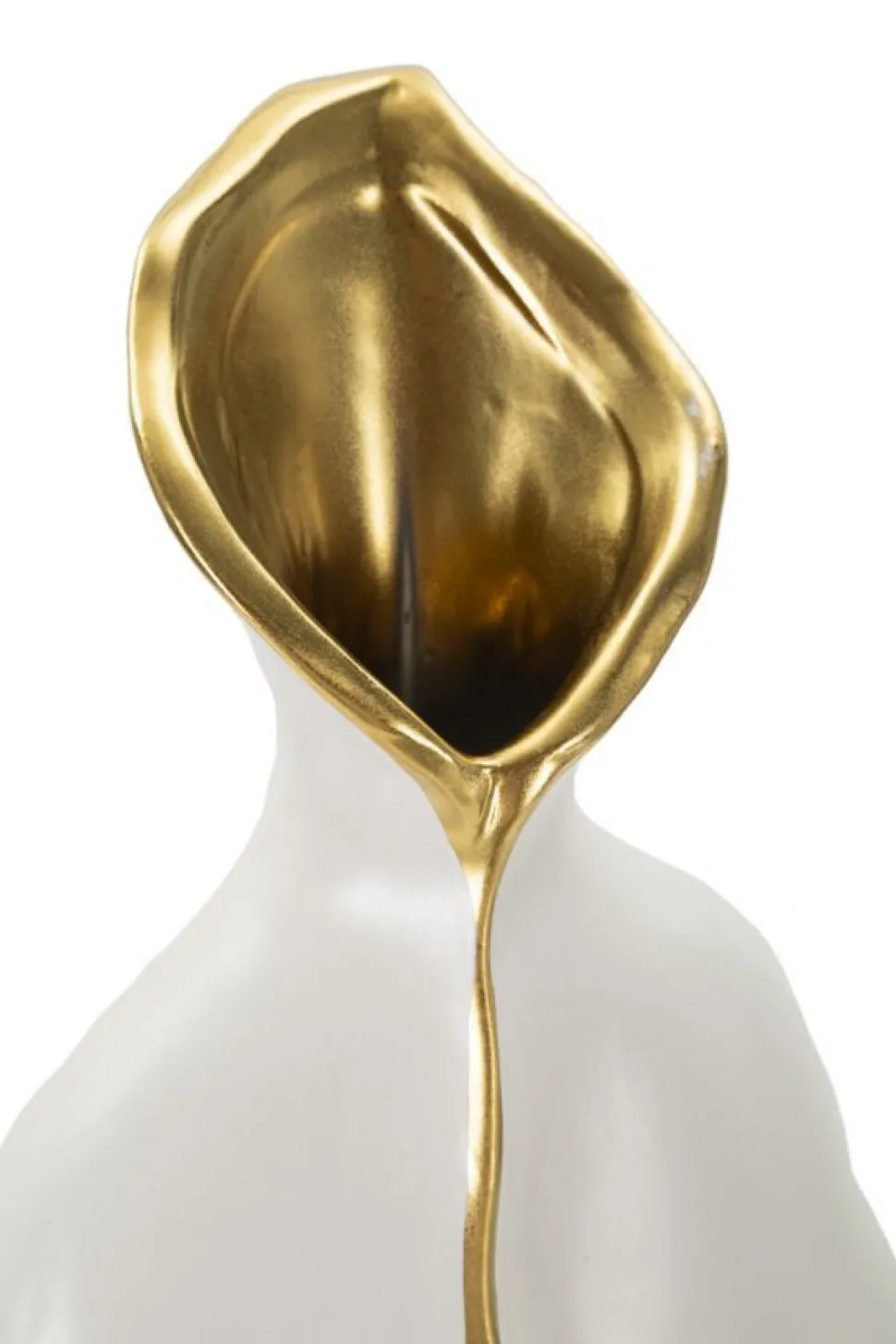 Vase sinueux en céramique blanche et détails dorés