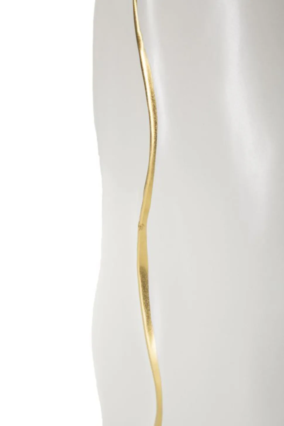 Vase sinueux en céramique blanche et détails dorés